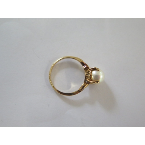 87 - An 18ct yellow gold single pearl ring size L - approx weight 2.8 grams - in good condition