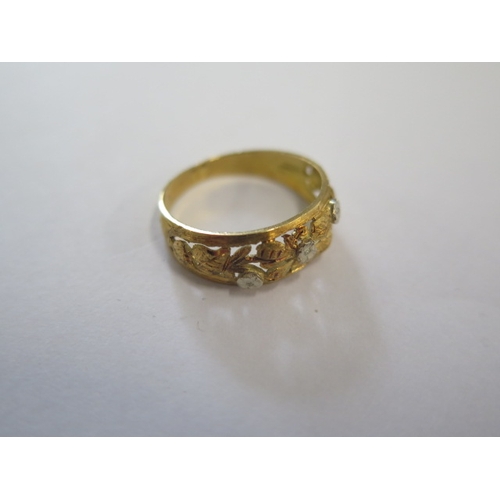 88 - An 18ct yellow gold and white gold ring size L - weight approx 2.6 grams - in good condition