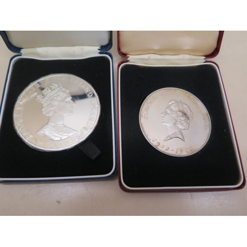 332 - A Spink and Son Silver Jubilee coin, 76 grams and a Faulkland Islands £25 silver coin, 150 grams