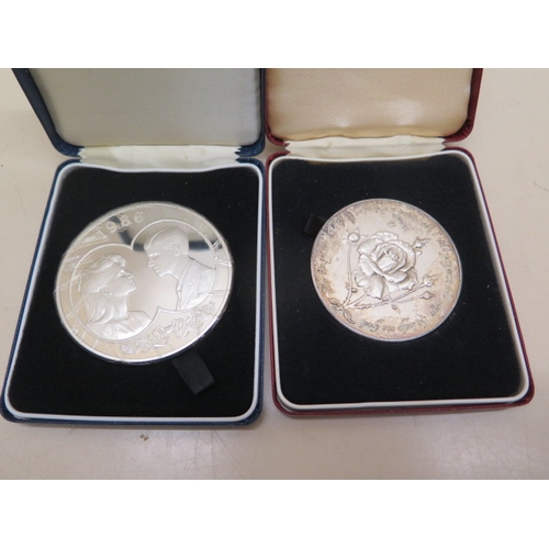 332 - A Spink and Son Silver Jubilee coin, 76 grams and a Faulkland Islands £25 silver coin, 150 grams