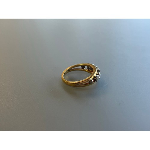 100 - A five stone diamond bridge ring set in 18ct yellow gold - approx total diamond weight 1.1ct - ring ... 