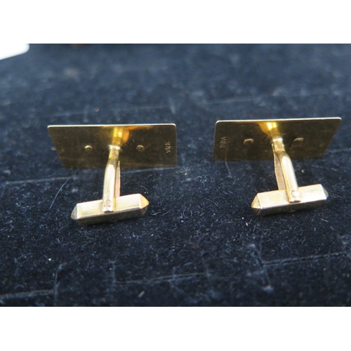 106 - A pair of 18ct yellow gold (unmarked but tested) rectangular cufflinks with racing horses - approx 3... 