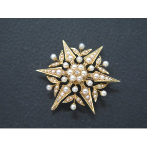 172 - A fine 18ct yellow gold star brooch with pearls and central old cut diamond accent - approx 4cm - we... 