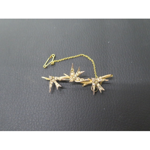 173 - A 9ct yellow gold brooch in the form of three Swallows on a branch set with pearls - approx 5.5cm - ... 