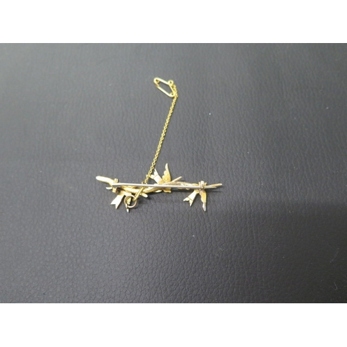 173 - A 9ct yellow gold brooch in the form of three Swallows on a branch set with pearls - approx 5.5cm - ... 