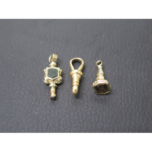 180 - A miniature 9ct yellow gold and carved hard stone seal shield shaped hardstone (possibly quartz) car... 