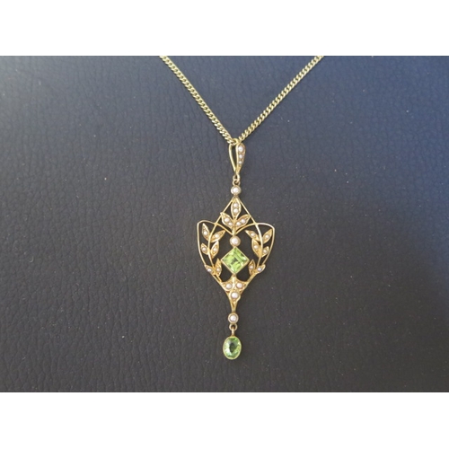 184 - A good Edwardian 15ct yellow gold pendant with peridot and pearls - approx 5.5cm - weight approx 3.6... 