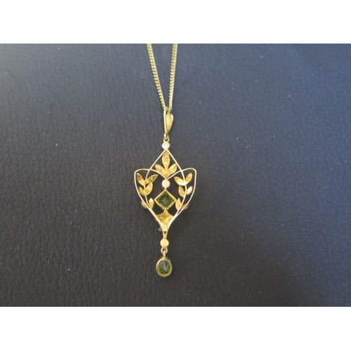 184 - A good Edwardian 15ct yellow gold pendant with peridot and pearls - approx 5.5cm - weight approx 3.6... 