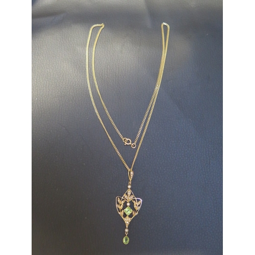 184 - A good Edwardian 15ct yellow gold pendant with peridot and pearls - approx 5.5cm - weight approx 3.6... 