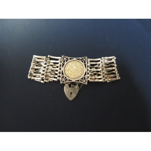 189 - A 1910 gold sovereign mounted in a 9ct yellow gold gate link bracelet with 9ct lock - total weight a... 