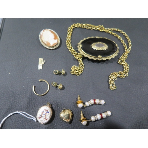 216 - Mixed jewellery to include an 18ct yellow gold ring hoop - approx 1.4 grams - a 14ct USA small penda... 