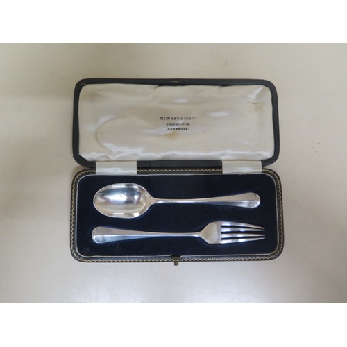 279 - A silver christening for and spoons set in original fitted box - Munsey & Co Ltd, Cambridge - Sheffi... 