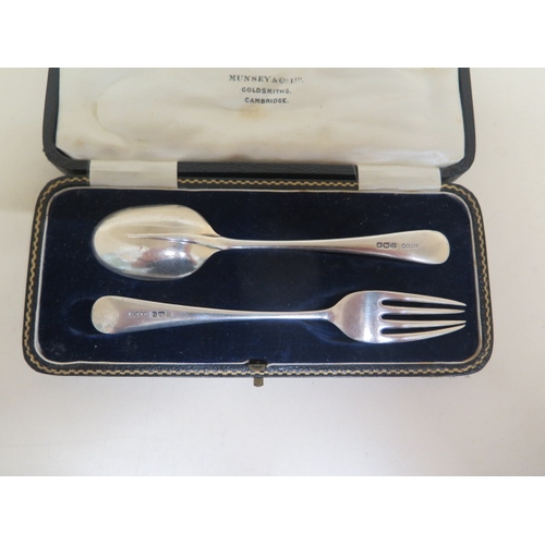 279 - A silver christening for and spoons set in original fitted box - Munsey & Co Ltd, Cambridge - Sheffi... 