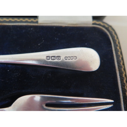 279 - A silver christening for and spoons set in original fitted box - Munsey & Co Ltd, Cambridge - Sheffi... 