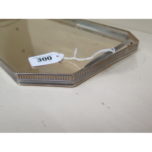 300 - An Edwardian silver tray, London 1912/13 - rectangular with pierced gallery and handles - approx 40c... 