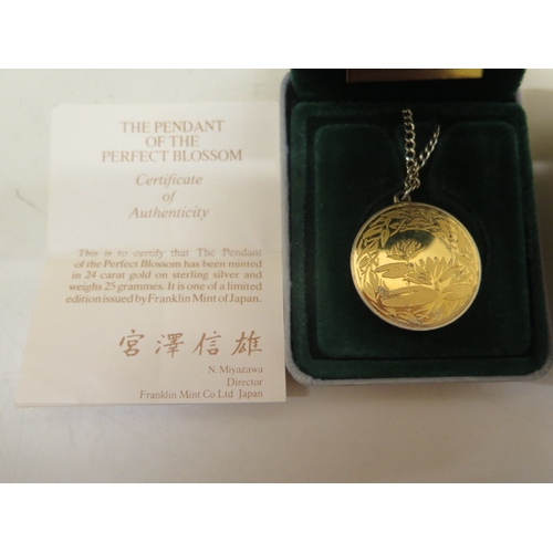 315 - A silver gilt John Pinches Franklin Mint Japan medallion and chain - approx 3cm - weight approx 21.4... 