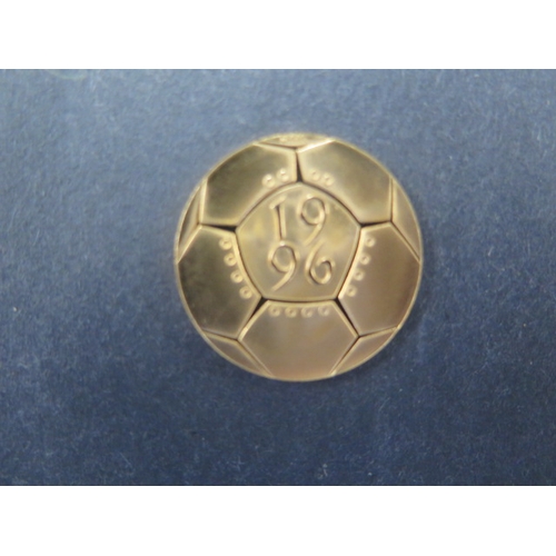 328 - A 1997 £2 gold coin 22ct - no 2257 boxed and mint condition - approx weight 16.7 grams