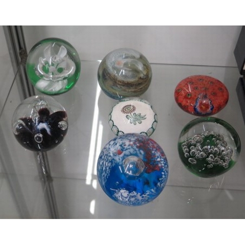 414 - A collection of 17 assorted paperweights