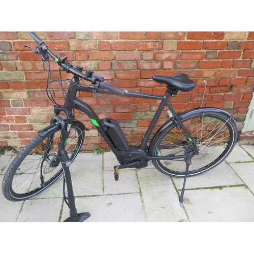 515 - A gents Cube electric cycle with a heavy duty lock, pump, Bosch battery and charger - as new, purcha... 