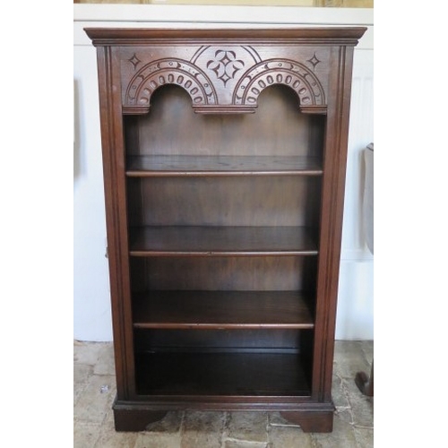 516 - A small oak bookcase - approx 99cm x 59cm