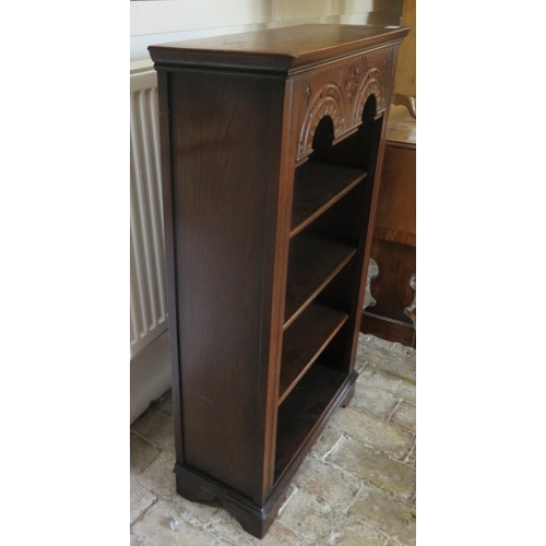 516 - A small oak bookcase - approx 99cm x 59cm