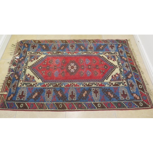 522 - A hand knotted rug - approx 198cm x 127cm