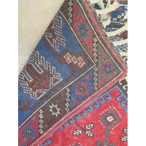 522 - A hand knotted rug - approx 198cm x 127cm