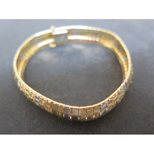 67 - An 18ct tri-colour gold bracelet - approx 19cm - weight approx 28.3 grams