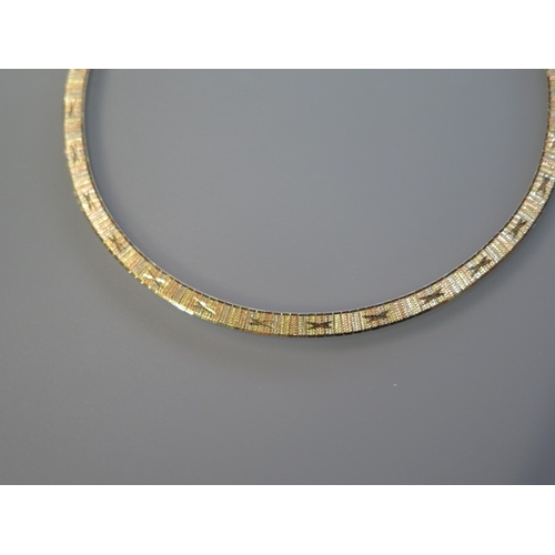 68 - An 18ct tri-colour gold necklace - approx 43cm - weight approx 36.8 grams