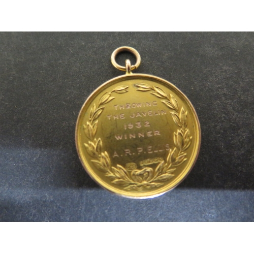 75 - A 9ct yellow gold winners medal 'AAA Southern Championships, Throwing the Javelin 1932 Winner A.R.P.... 