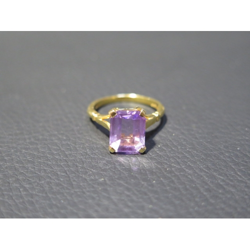 81 - A 9ct yellow gold amethyst ring size M/N - weight approx 3.3 grams