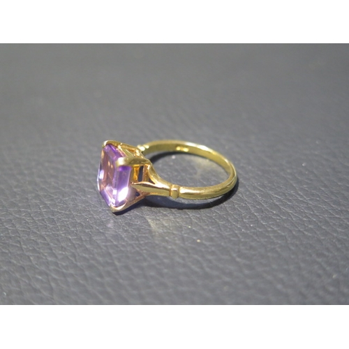 81 - A 9ct yellow gold amethyst ring size M/N - weight approx 3.3 grams