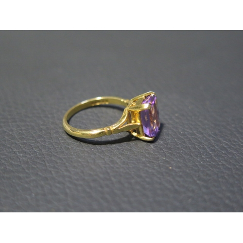 81 - A 9ct yellow gold amethyst ring size M/N - weight approx 3.3 grams