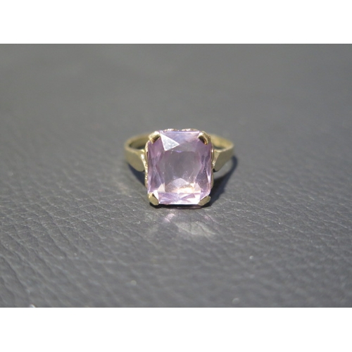 82 - A 9ct yellow gold and amethyst ring size O - weight approx 3.2 grams