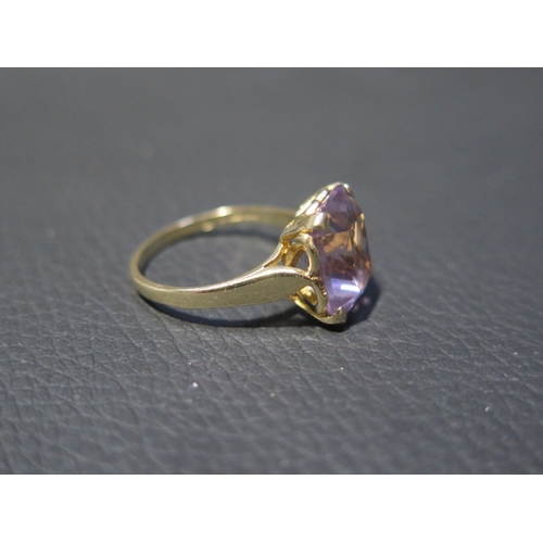 82 - A 9ct yellow gold and amethyst ring size O - weight approx 3.2 grams