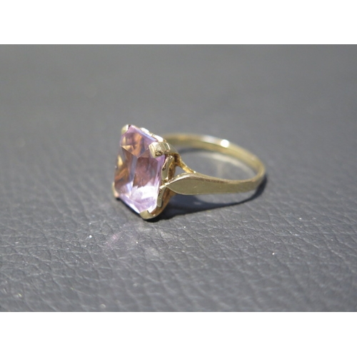 82 - A 9ct yellow gold and amethyst ring size O - weight approx 3.2 grams