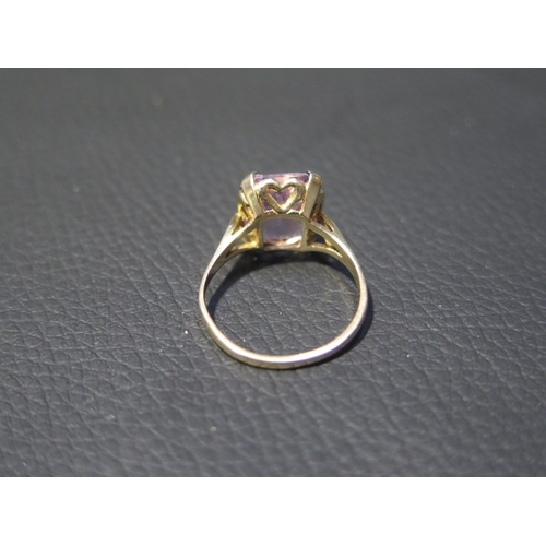 82 - A 9ct yellow gold and amethyst ring size O - weight approx 3.2 grams