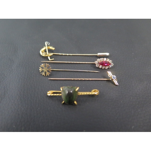 164 - An 18ct yellow gold tie pin of a horseshoe and riding crop marked 18k approx 6cm - weight approx 2.6... 