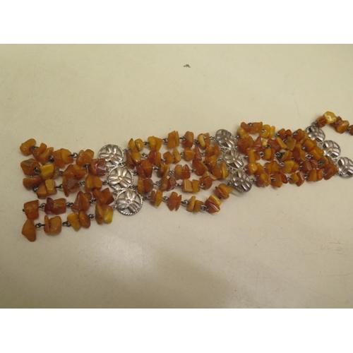 189 - An amber necklace - approx weight 57 grams