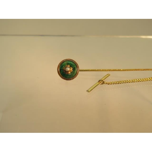 109 - An 18ct yellow gold (tested) tie pin with jade and pearl together with a 9ct rose gold brooch