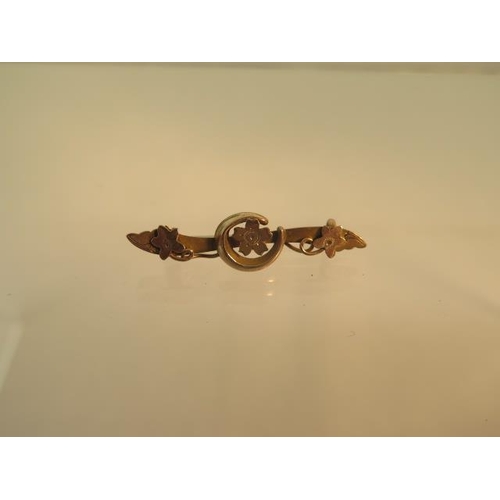 109 - An 18ct yellow gold (tested) tie pin with jade and pearl together with a 9ct rose gold brooch