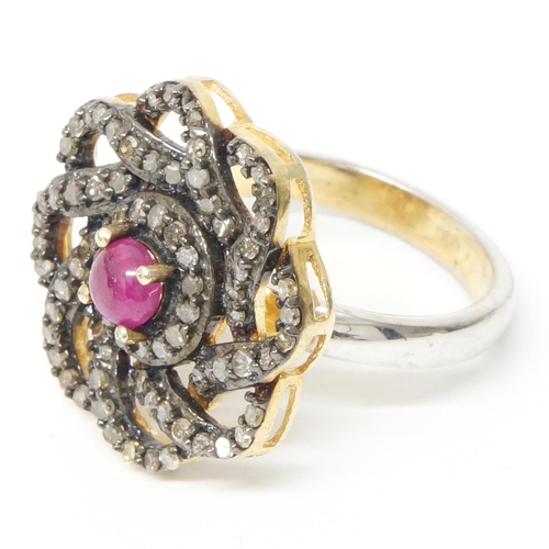 122 - A silver gilt dress ring set with a cabochon ruby and rose-cut diamonds - Diamonds 0.93ct - Ruby 0.6... 