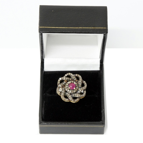 122 - A silver gilt dress ring set with a cabochon ruby and rose-cut diamonds - Diamonds 0.93ct - Ruby 0.6... 