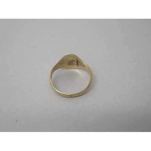 123 - A gents 9ct yellow gold (hallmarked) signet ring size 4 - weight approx 5.7 grams