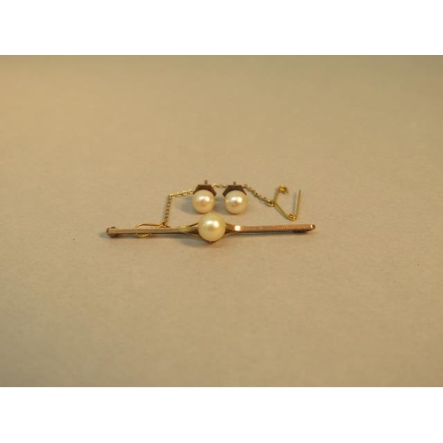 129 - A 9ct rose gold (hallmarked) bar brooch with pearl - approx 5.5cm - with a pair of 9ct and pearl ear... 