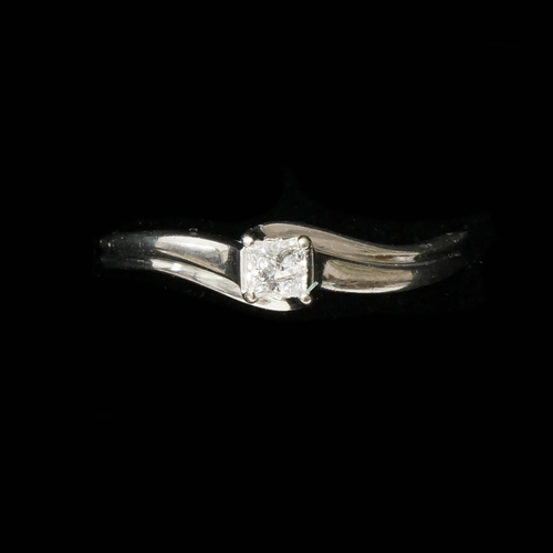 136 - A 9ct white gold princess-cut diamond solitaire ring with wave shoulders, ring size X/Y - Diamond 0.... 