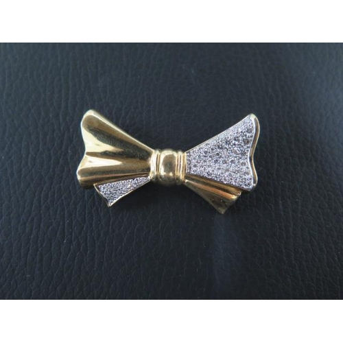 147 - An 18ct yellow gold (hallmarked) and diamond bow shaped brooch - approx 4cm - weight approx 9.5 gram... 