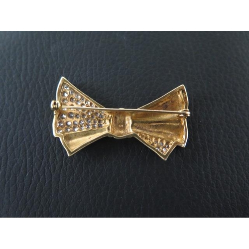 147 - An 18ct yellow gold (hallmarked) and diamond bow shaped brooch - approx 4cm - weight approx 9.5 gram... 