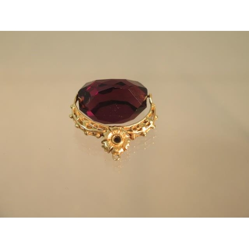 154 - A 9ct (hallmarked) yellow gold amethyst swivel fob - approx 2.5cm - weight approx 11.2 grams