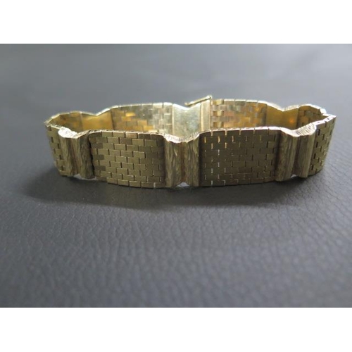 16 - A good 9ct yellow gold bracelet approx 18cm long - very good overall condition - fully hallmarked - ... 